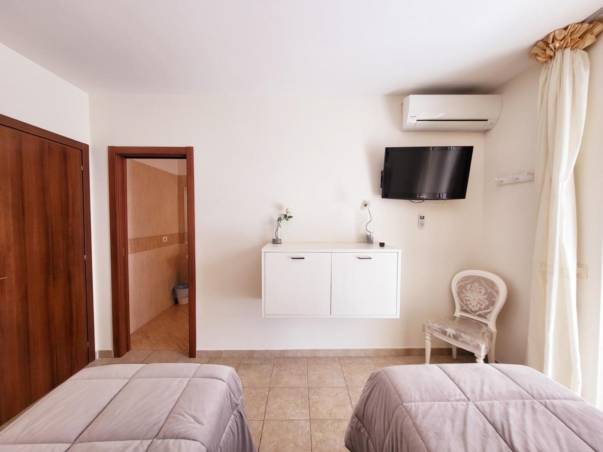 B&B Waltanna Airport Bari Bagian luar foto